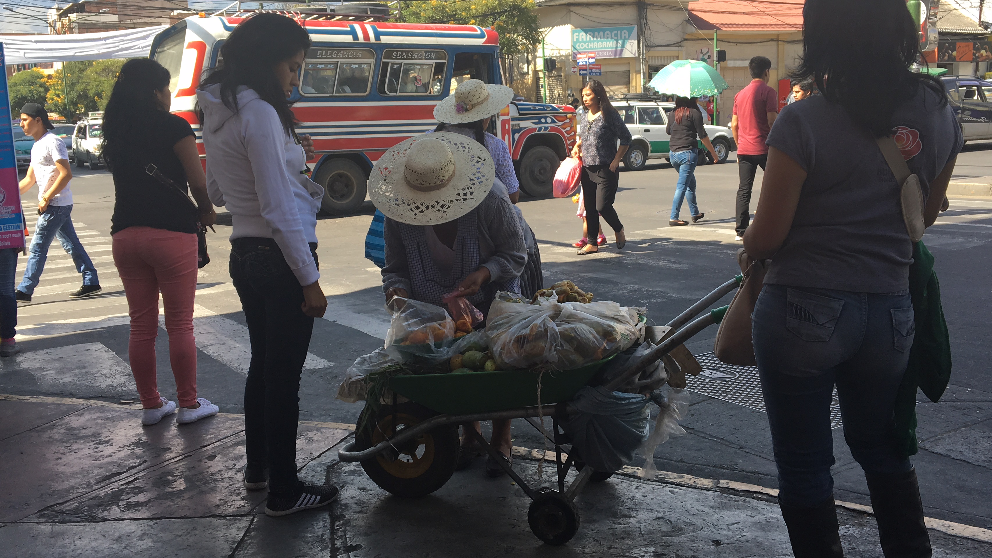 Vender en las calles, el día a día en Cochabamba - Los Tiempos