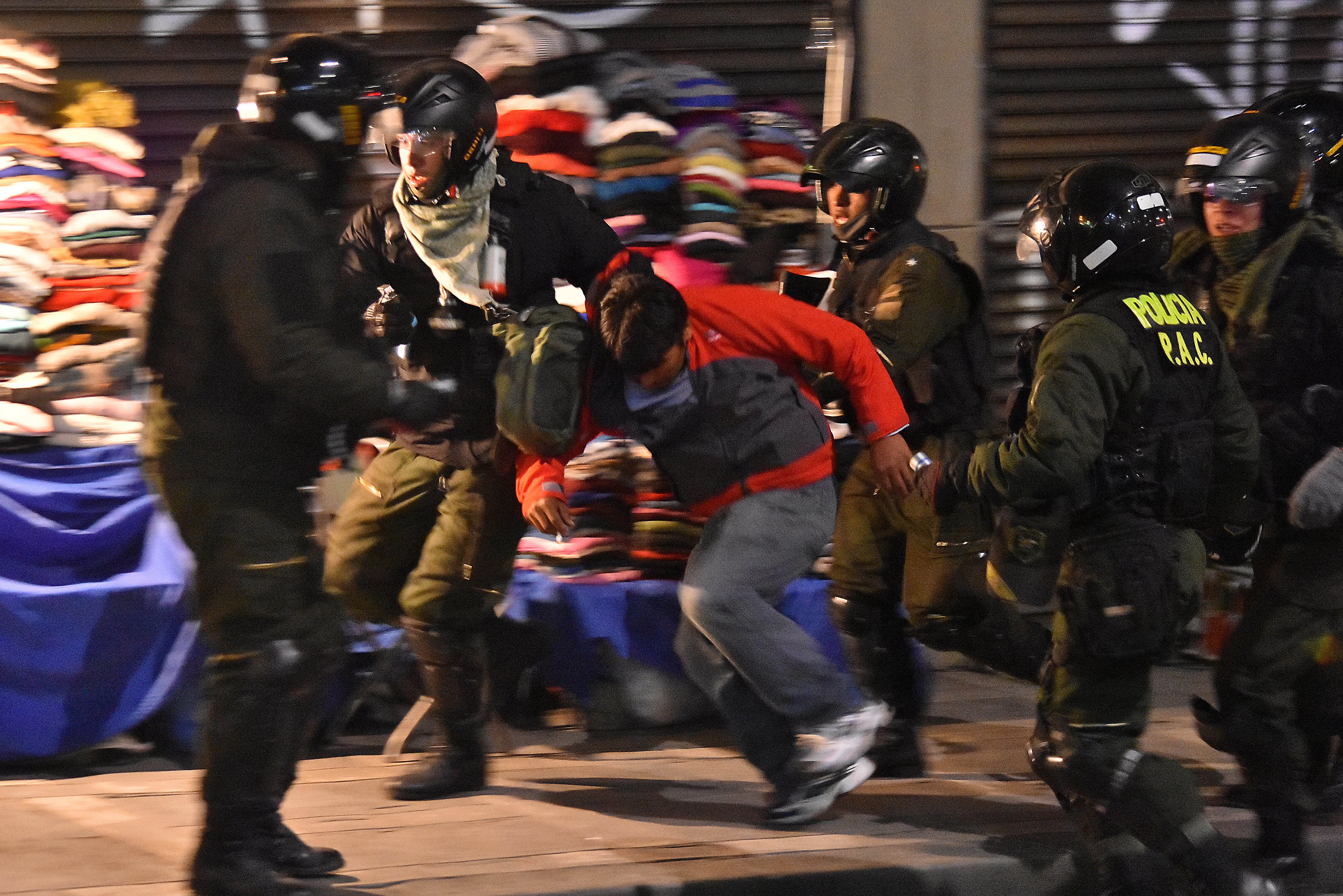 En La Paz Policía reprime a cocaleros y detiene a 43 - Los Tiempos