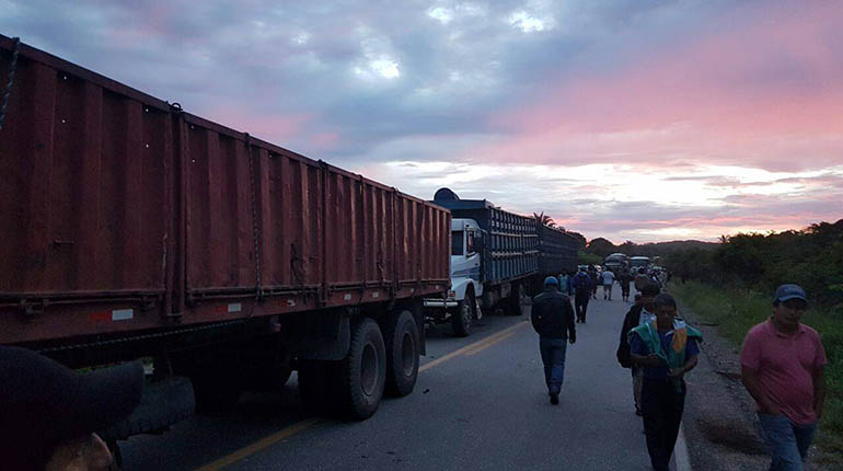 Campesinos bloquean la carretera Santa Cruz-Trinidad | Los Tiempos - Los Tiempos