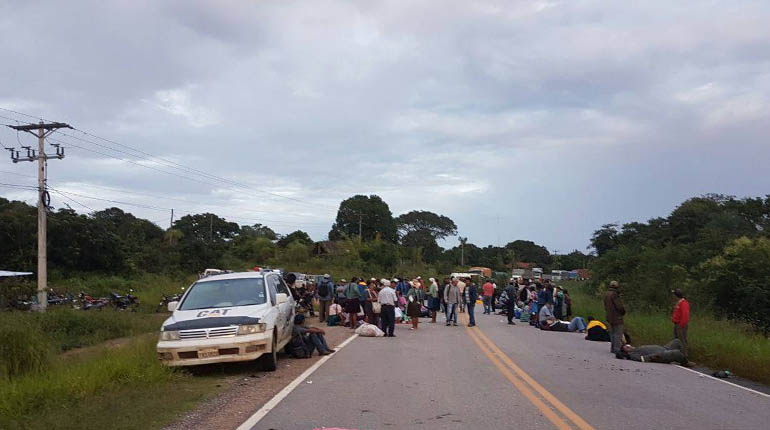 Campesinos bloquean por segundo día la carretera Santa Cruz ... - Los Tiempos
