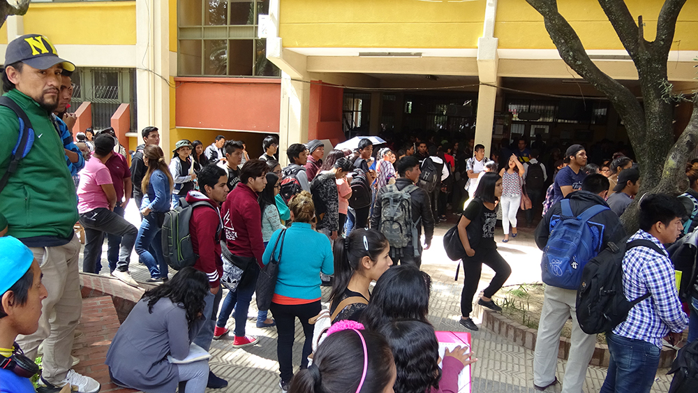 Ríos dice que incrementos en la UMSS son mínimos; estudiantes perjudicados hacen filas