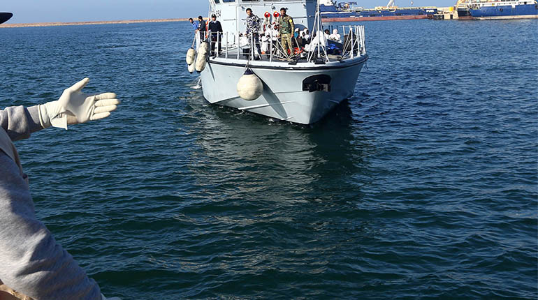 Rescatan a 100 inmigrantes en embarcación precaria que buscaba llegar a las costas de Europa