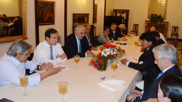 Morales agradece acompañamiento de expresidentes a La Haya