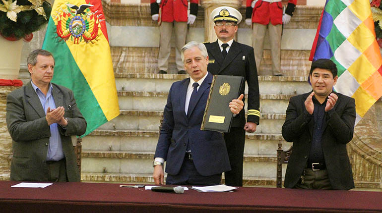 El Gobierno contrató 11 expertos por Bs 879 mil para el fallido Código