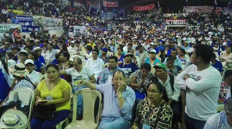 En la plenaria del Congreso del MAS se observa a miltantes del partido, entre ellos, al ministro de Gobierno, Carlos Romero, ayer en Montero. | Michel Zelada