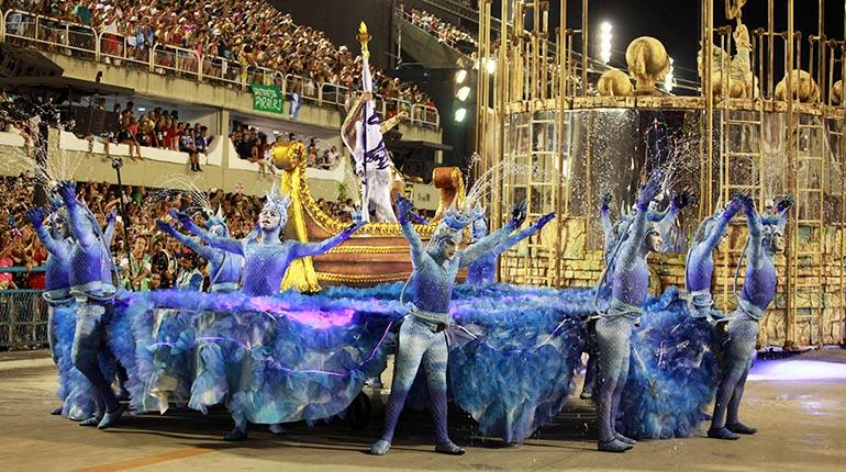 Integrantes de la escuela de samba Sao Clemente participan en el desfile de las Escuelas de Samba del Grupo Especial de Río de Janeiro en el Sambódromo de Río de Janeiro (Brasil) durante el carnaval de 2016. | EFE