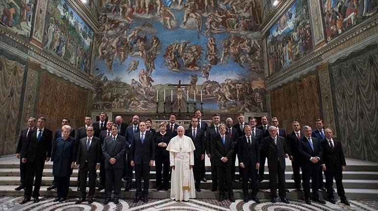 El papa Francisco posa junto a líderes europeos en la Capilla Sixtina, ayer. | AFP