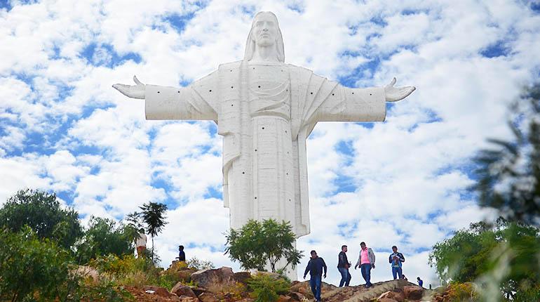 La imponente estatua del Cristo de la Concordia, entregada en 1994, es visitada por un millón de personas cada año. | Rubén Rodríguez