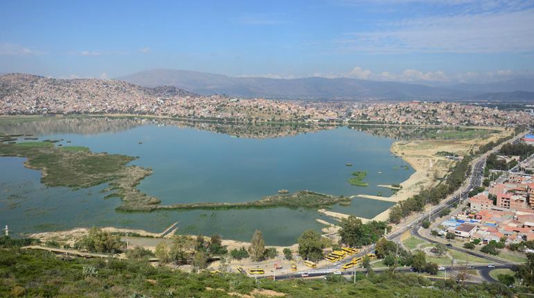 Vista panorámica del lado norte la laguna Alalay, un ecosistema que alberga a 35 especies de aves acuáticas. | Rubén Rodriguez
