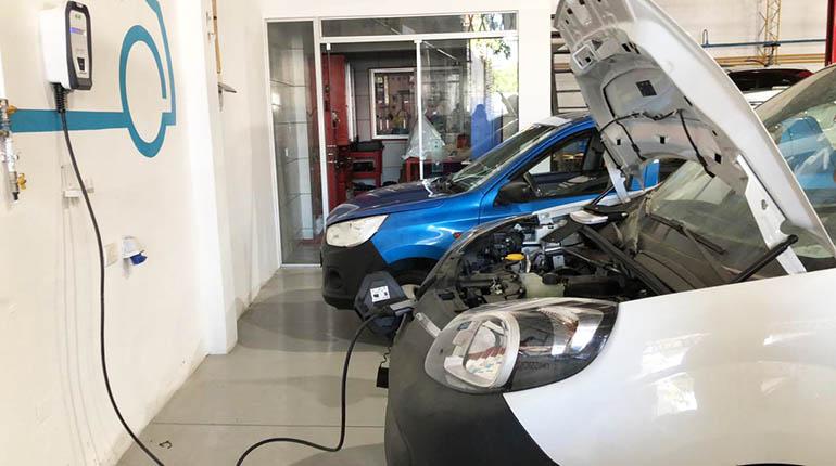 Abastecimiento de energía en el taller de autos eléctricos de Imcruz. | Imcruz