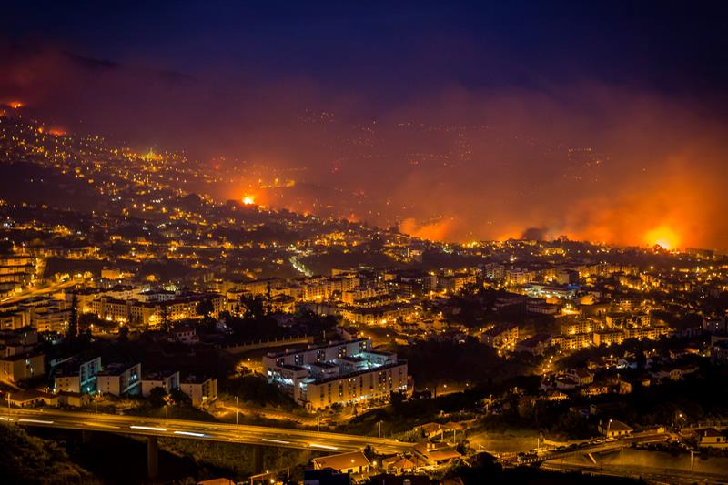 Tres muertos y 1.000 evacuados en incendios en Portugal | Los Tiempos