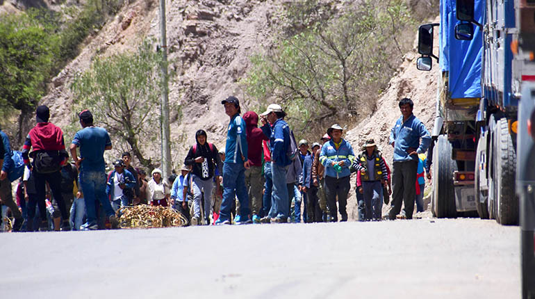 Bloqueadores afines al MAS cercan la región urbana de Cochabamba - Los Tiempos