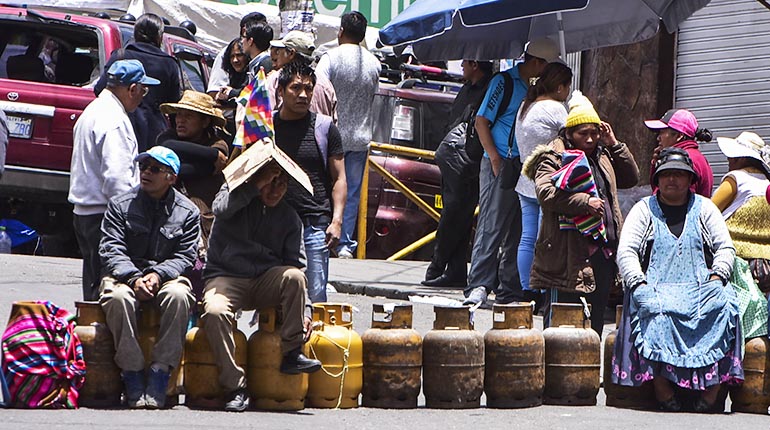 Santa Cruz y La Paz sufren sin combustible ni alimentos - Los Tiempos