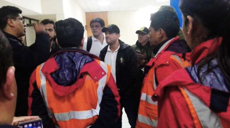 Camacho llega a Santa Cruz tras ser evacuado del aeropuerto de El Alto - Los Tiempos