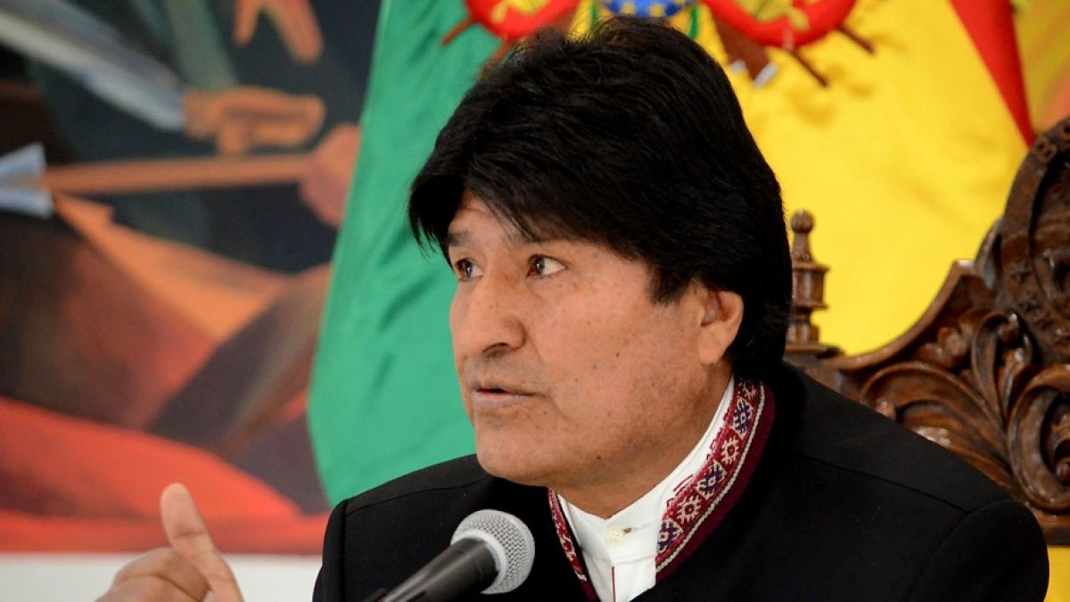 Evo lamenta muerte de minero y espera que otro sea hallado con vida
