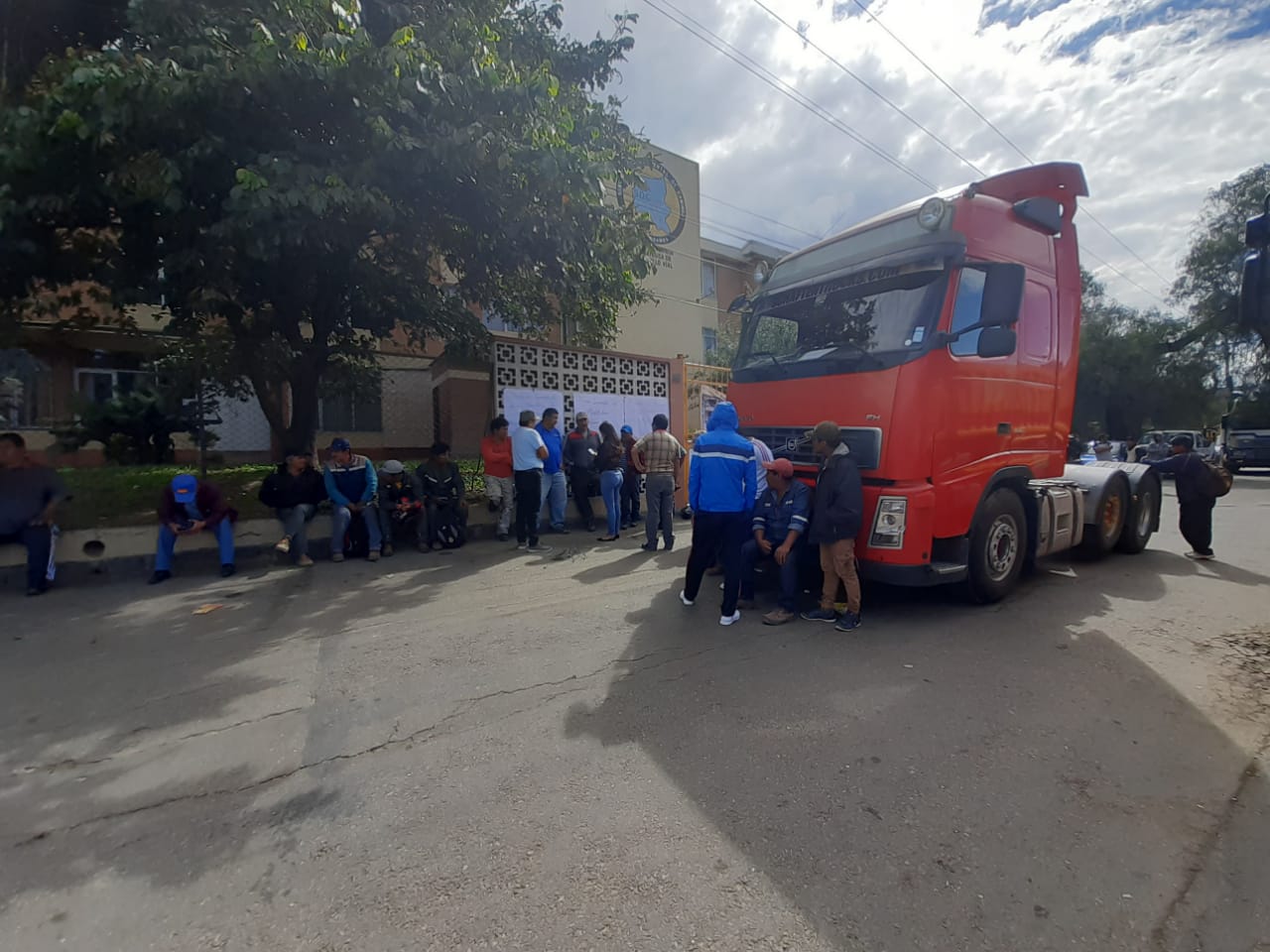 Transportistas protestan en la ABC para exigir conclusión de tramo y pago de sueldos