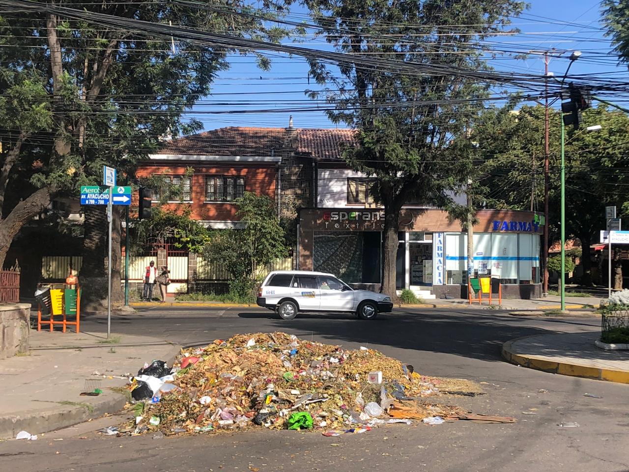 La basura invade las calles de Cochabamba por el bloqueo en K’ara K’ara ...