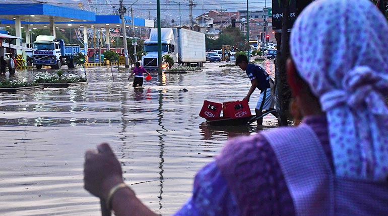 Lluvia anega varias casas y calles en tres zonas de la ciudad | Los Tiempos