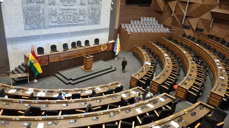 Diputados suspenden sin fecha sesión para tratar crédito para enfrentar los incendios forestales