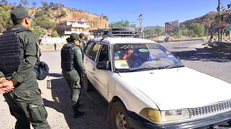 Police and military personnel guard a highway checkpoint as sectors threaten renewed pressure measures over the diesel decree, Sept. 22, 2026.