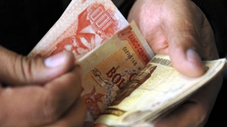 Imagen muestra a una persona con dinero en sus manos. | Foto ilustrativa - Abi Agencia