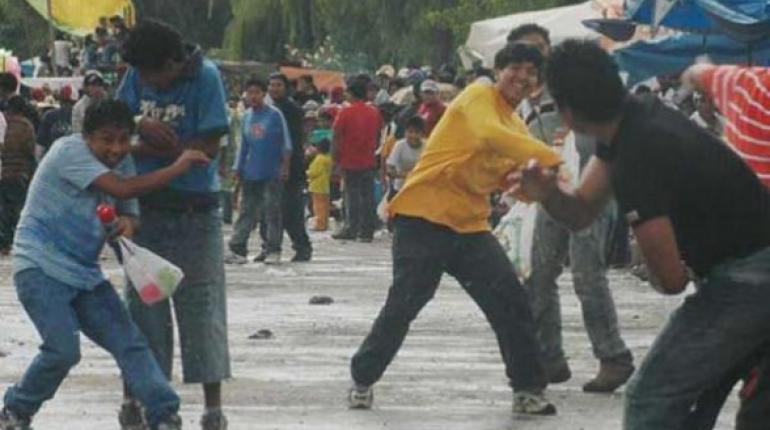 Jóvenes juegan con agua en Carnaval.| Archivo | Foto archivo - Agencia
