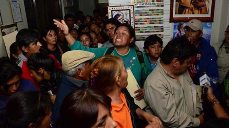 Un grupo de padres de familia en el colegio San Lorenzo de Colcapirhua exige la apertura de un paralelo más en esa unidad educativa, anoche. En una escuela en La Paz, los padres pelearon entre ellos a puños y denunciaron cobros por un puesto.