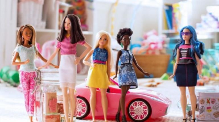 Barbie ha adoptado múltiples caras para adaptarse a los cambios en la sociedad sin perder su esencia. | Foto: Mattel