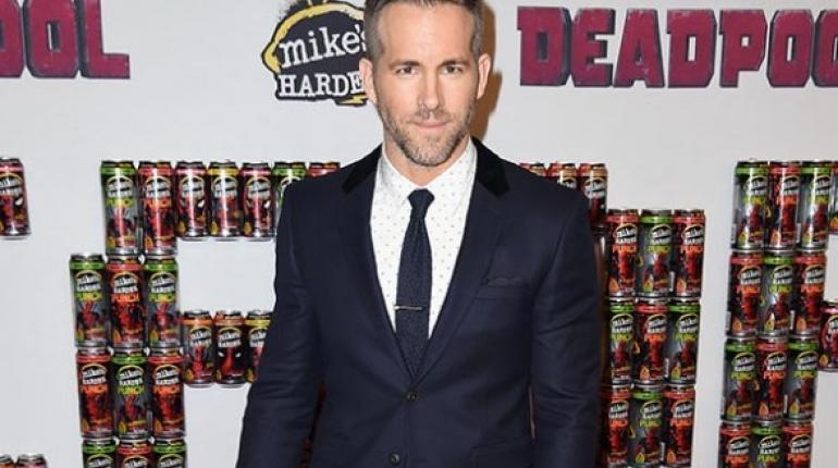 RYAN REYNOLDS, ENFUNDADO EN EL TRAJE DE DEADPOOL.