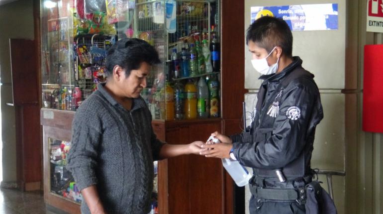 Uso de alcohol en gel en la terminal de Cochabamba. | Gerardo Bravo