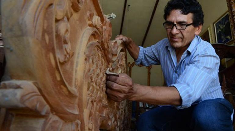 El Arte de Tallado en Madera a mano con Gubias / Flor con hojas tallado en  madera cedro 