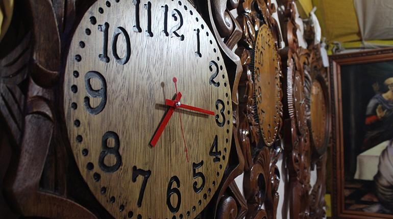 Relojes tallados en madera hot sale