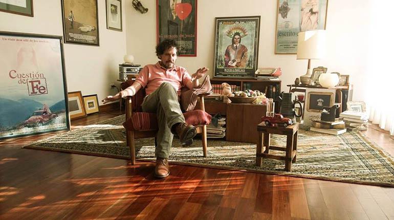 Cineasta. Marcos Loayza en su casa junto a imágenes de sus anteriores producciones | Archivo