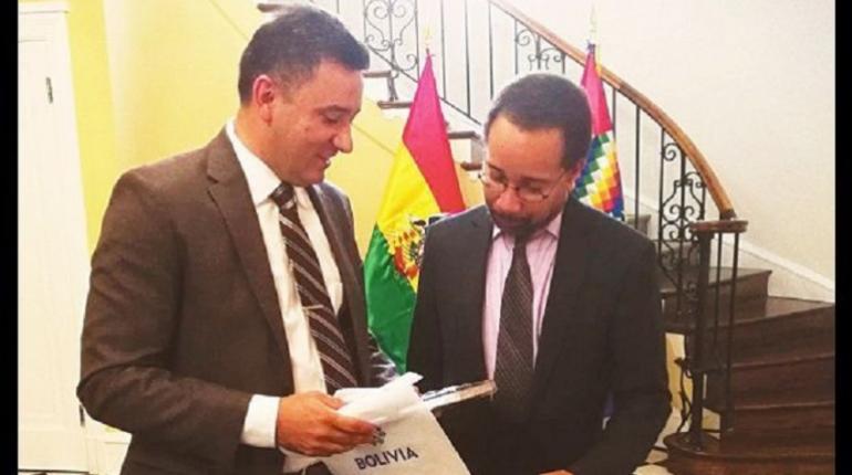 El encargado de negocios de Bolivia, Pablo Canedo y el norteamericano Bruce Williamson. | El Deber