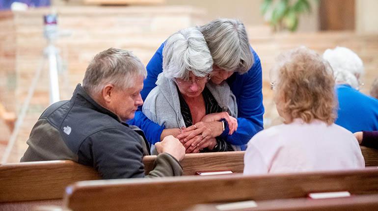 Familiares de los desaparecidos se concentran en el frente de la iglesia de Chico en Chico, el domingo. | AFP