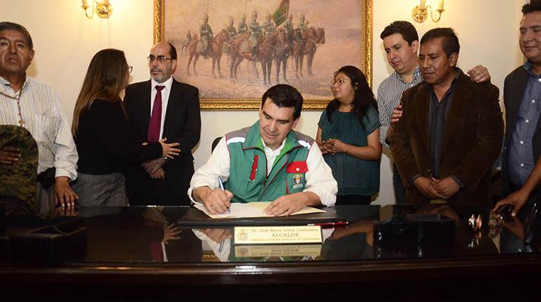 El alcalde José María Leyes firma documentos en su despacho, el miércoles. | José Rocha