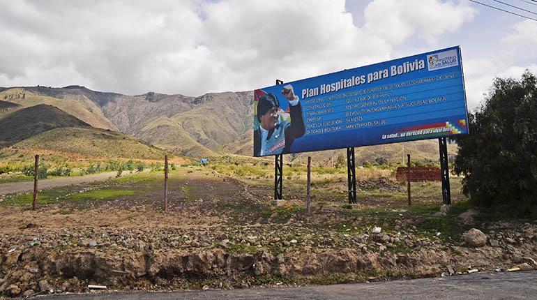 El letrero de la obra del Instituto Nacional de Oncología de Tolata, del programa “Evo cumple”, cuyos trabajos de construcción aún no se inician pese a su anuncio en 2016. | Los Tiempos