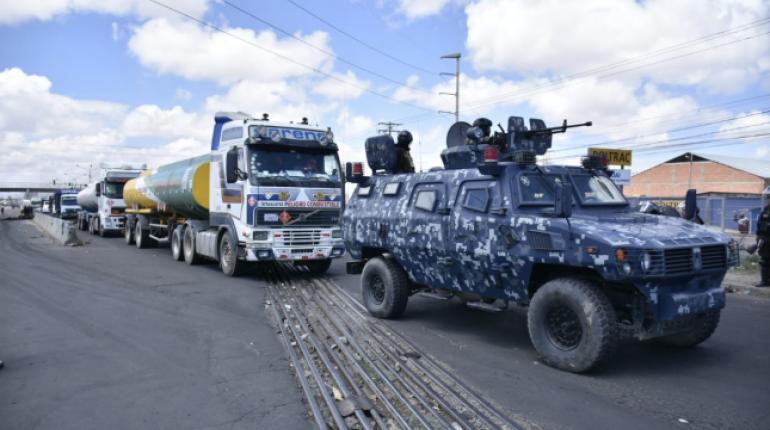 Las cisternas resguardadas por un contingente militar. | APG