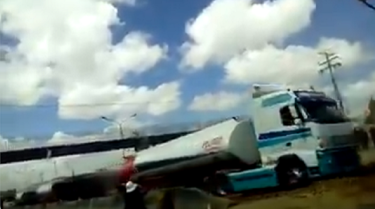 Las cisternas saliendo de El Alto. | Captura