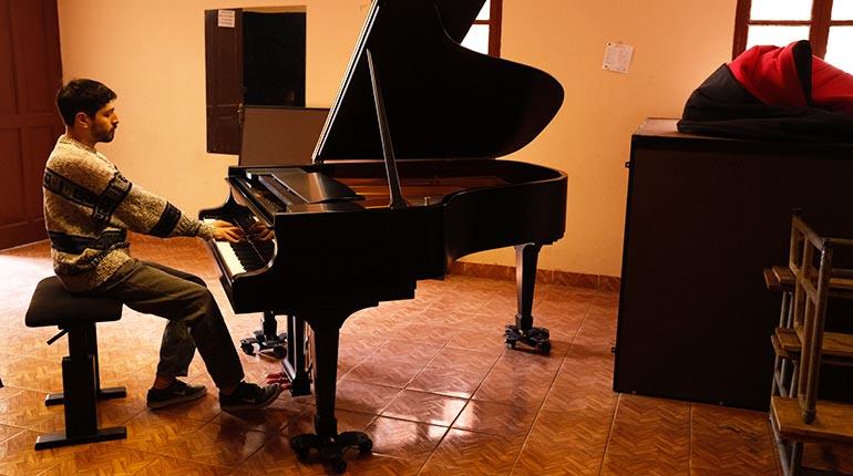 mármol Muerto en el mundo Dormitorio Músicos realzan el valor del nuevo piano en el Laredo | Los Tiempos