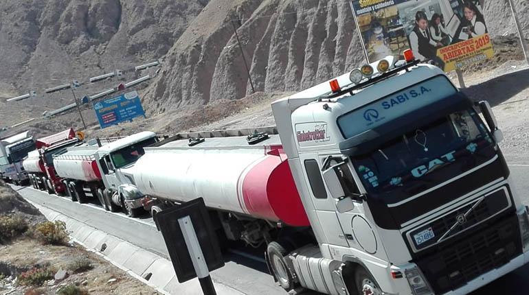 Combustible de Perú, varado por bloqueo | Los Tiempos
