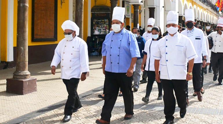 Los gastrónomos meritorios de la Asociación "Sajra Hora", en la plaza 14 de Septiembre. | Gobernación de Cochabamba