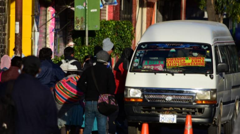 Pasajeros hacen fila para usar el transporte y pocos respetan el