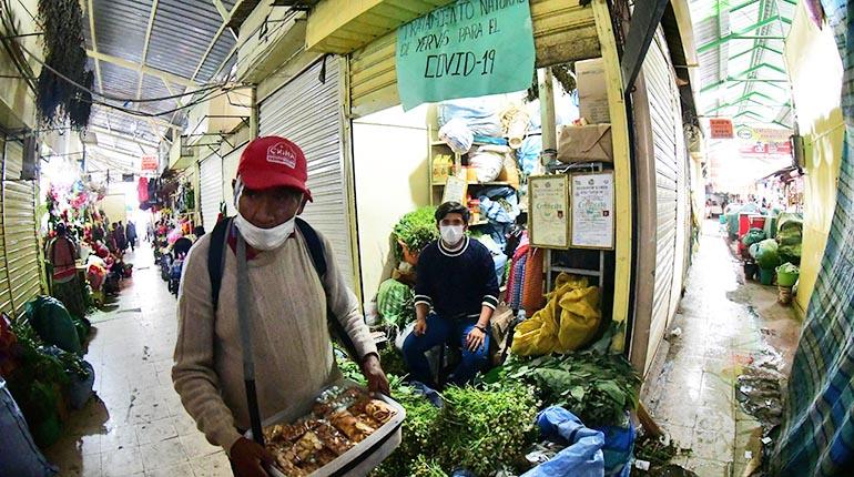 Venta de hierbas medicinales en el mercado Calatayud. FOTO archivo | Carlos López
