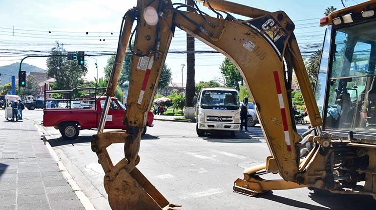 Constructores bloquean con maquinaria pesada El Prado, donde se hallan las oficinas de finanzas de la Alcaldía. | Carlos López