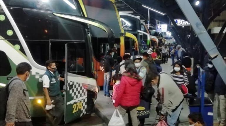 Pasajeros en la terminal de buses, | Hernán Andia