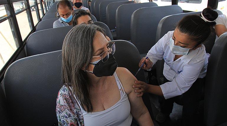 Personal de salud vacuna contra la Covid-19 dentro un bus en Ciudad Juárez. | EFE