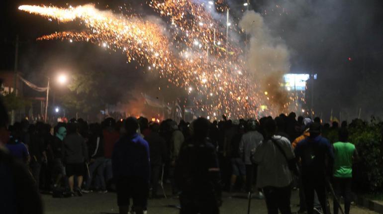 Los enfrentamientos ayer, en La Guardia. | APG