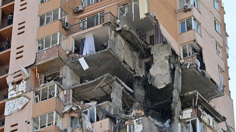 El edificio impacto por un misil ruso en la ciudad de Kiev, Ucrania. | AFP