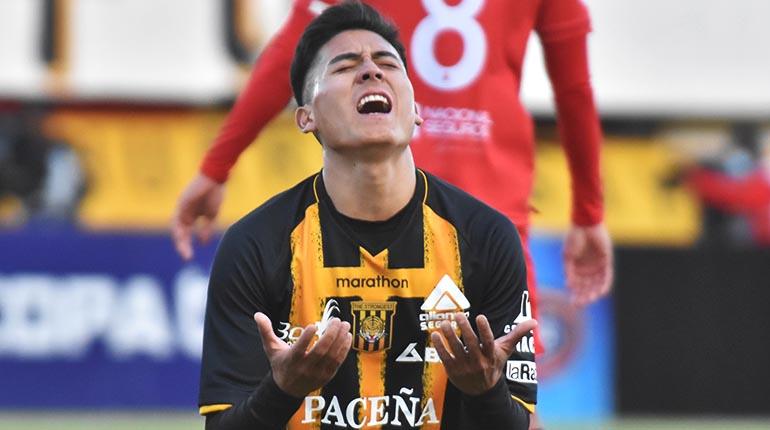 Gabriel Sotomayo, de The Strongest, se lamenta tras fallar un remate. | APG